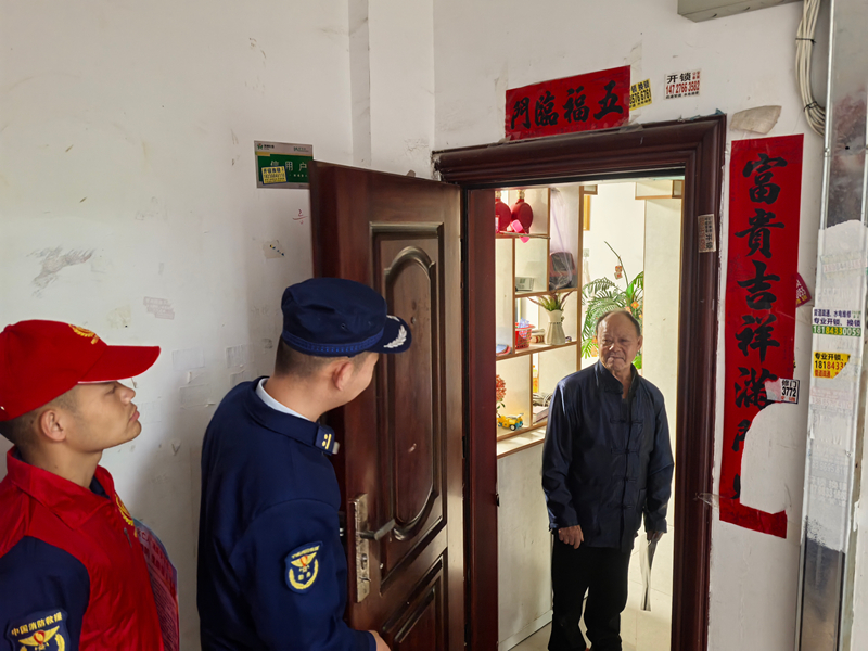 消防員向獨(dú)居老人普及防火相關(guān)知識(shí)。張航攝