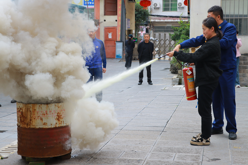 消防員正在教轄區(qū)群眾如何使用滅火器。王方攝