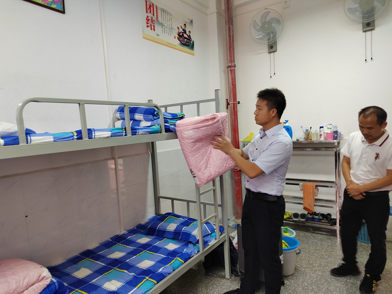 譚輝杰察看寄宿制學校小學生床鋪被褥.jpg