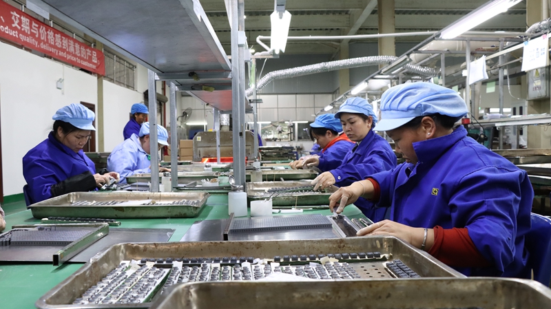 生產(chǎn)車間里生產(chǎn)正旺。