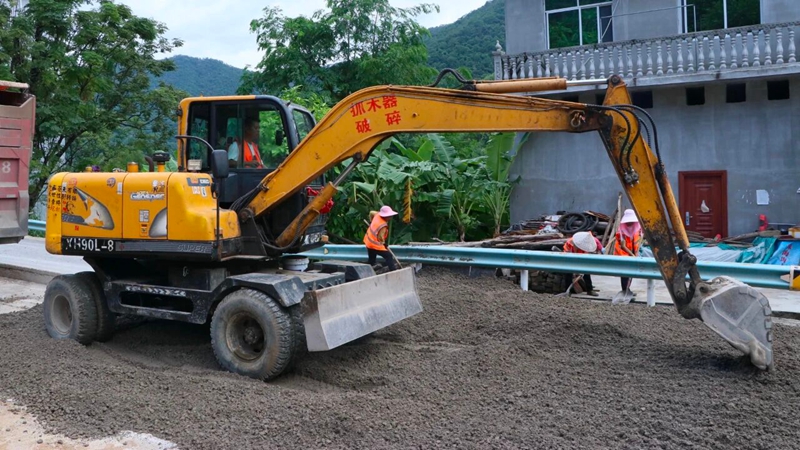 4 圖為對省道529線進行道路修復.jpg