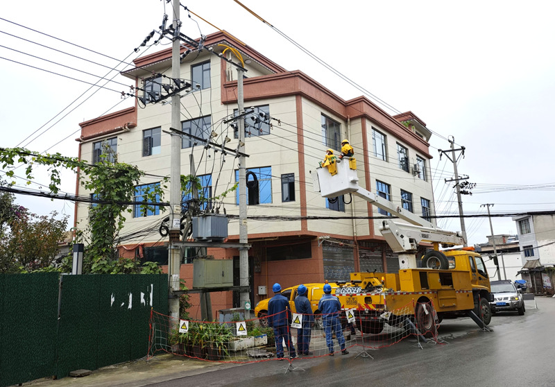 1、工作人員通過帶電作業(yè)方式對待更換的變壓器進(jìn)行停電作業(yè)，確保施工安全。王進(jìn) 攝