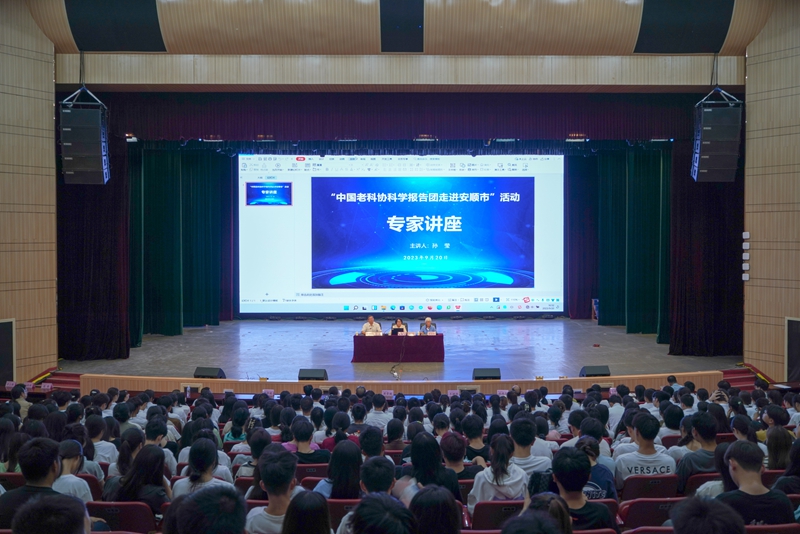 中國老科協(xié)科學(xué)報(bào)告團(tuán)專家進(jìn)校作科學(xué)報(bào)告講座。.jpg