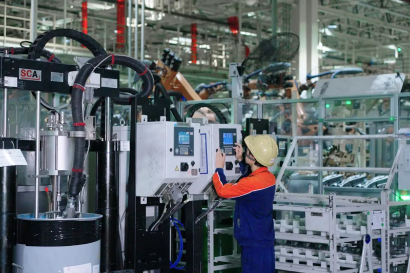 1.貴州工商職業學院學生在吉利汽車貴陽基地參與吉利銀河E5的系統升級。