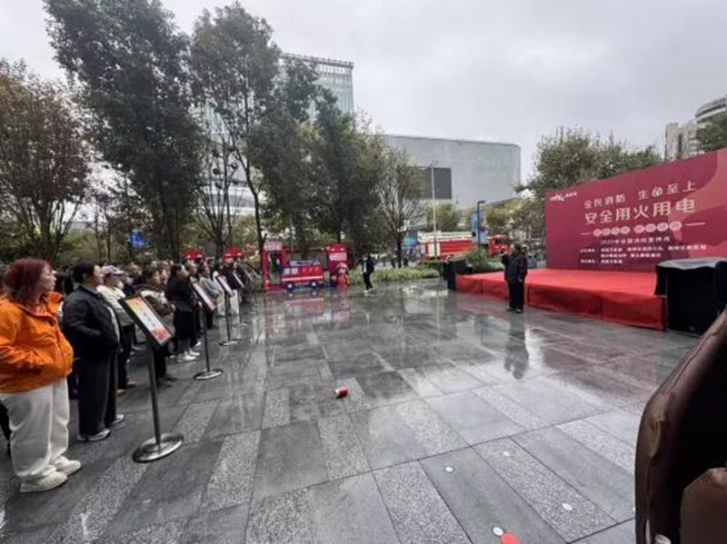 南明區商務局開展商貿領域消防演練。