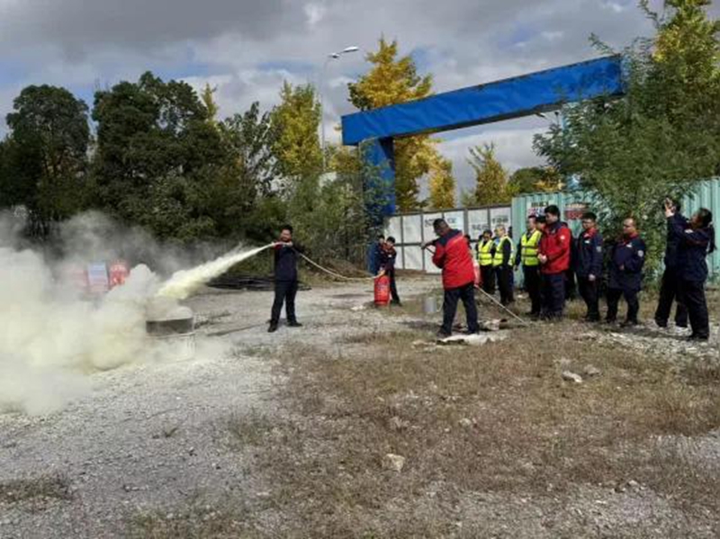 南明區(qū)商務(wù)局開展商貿(mào)領(lǐng)域消防演練 (3)