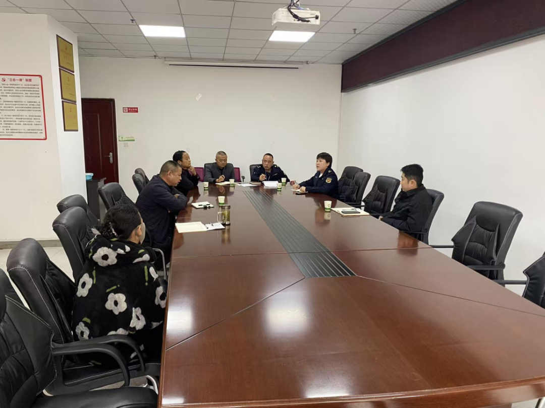 西秀區馬槽社區城管快速處置居民私建圍墻 對違法建筑“零容忍”。