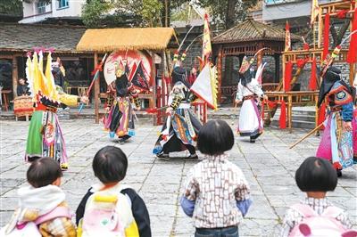 孩子們在貴州安順天龍屯堡古鎮觀看地戲表演。 新華社記者 周佳誼攝