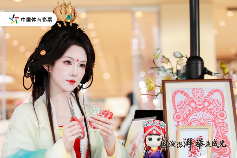 圖為參與傳統剪紙體驗。