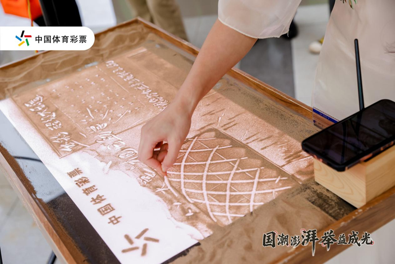 圖為沙畫表演。