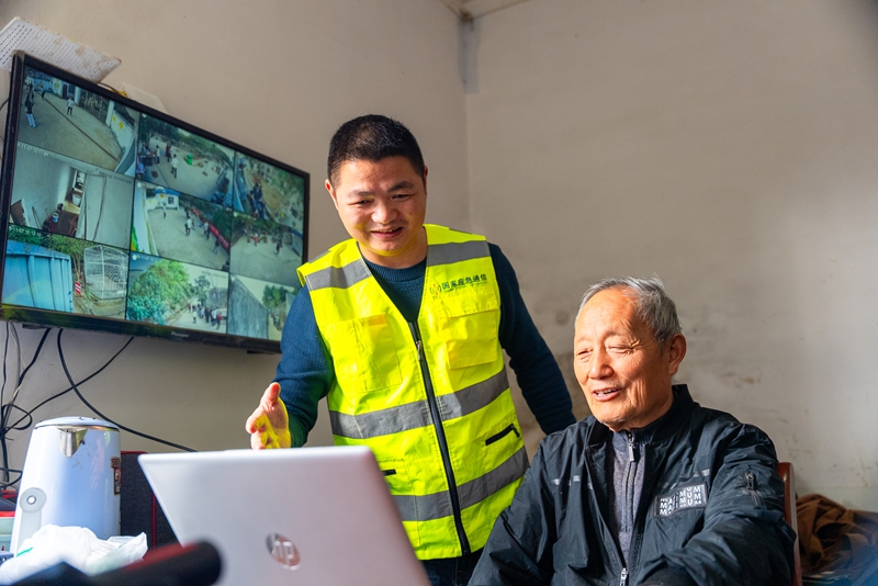 1 圖為貴州移動為深山里的動物園裝上“智慧安全眼”后進行網絡測試。.jpg
