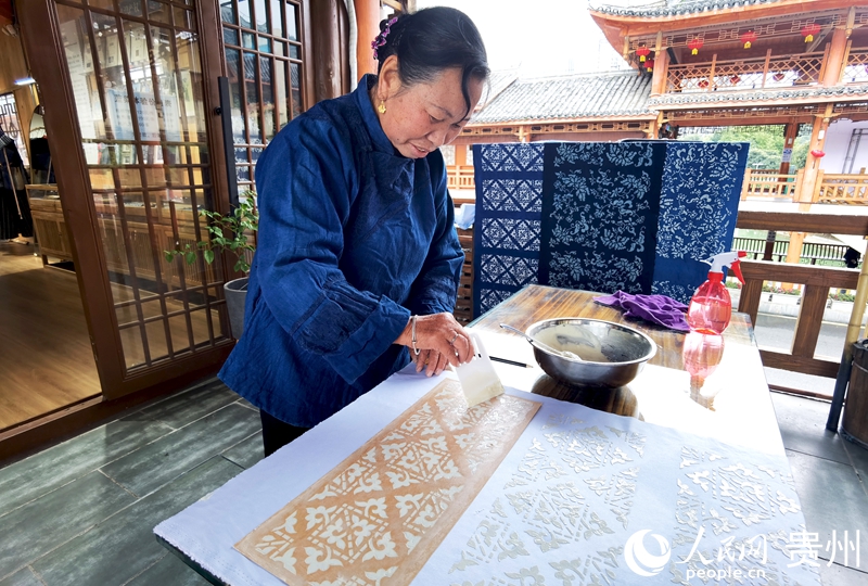 吳文美正在攤位前展示豆染技藝。人民網記者 王秀芳攝