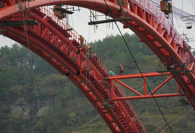 白果坨大橋主拱圈順利合龍。