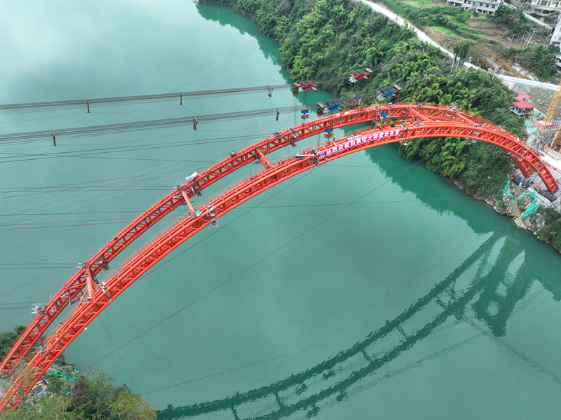 白果坨大橋主拱圈順利合龍。