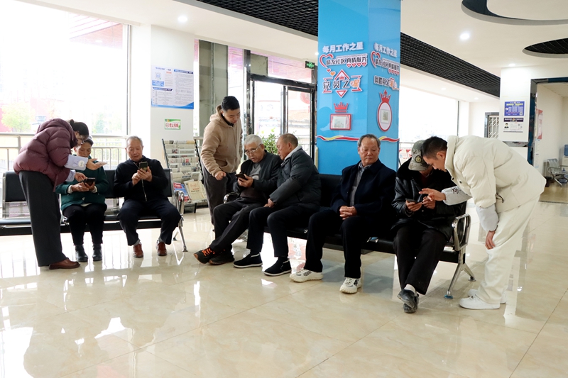 “智能輔導”讓銀發居民生活更便捷。