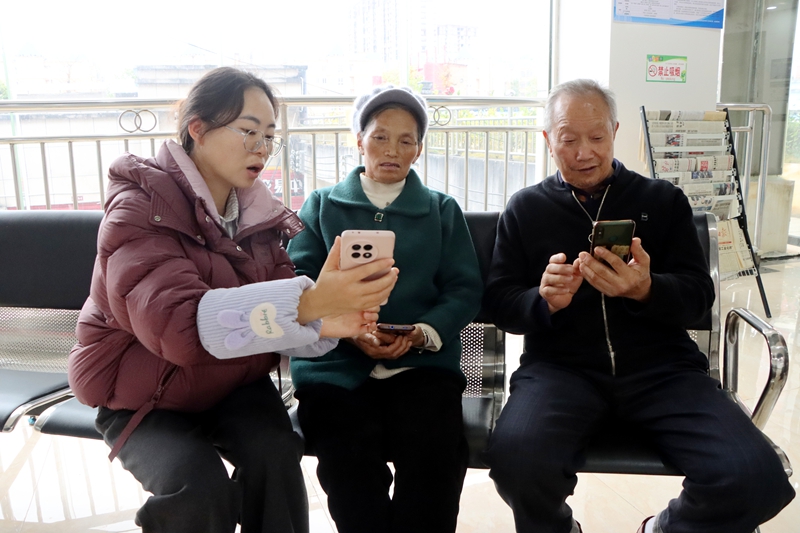 “智能輔導”讓銀發居民生活更便捷。