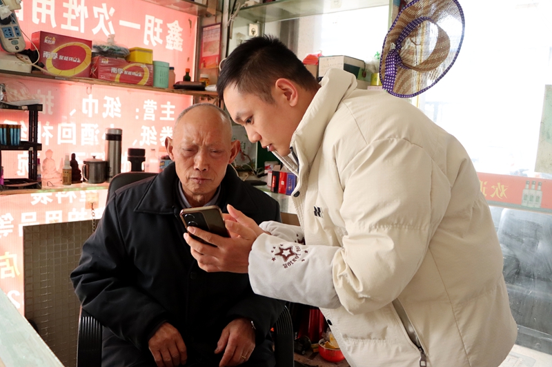 “智能輔導”讓銀發居民生活更便捷。