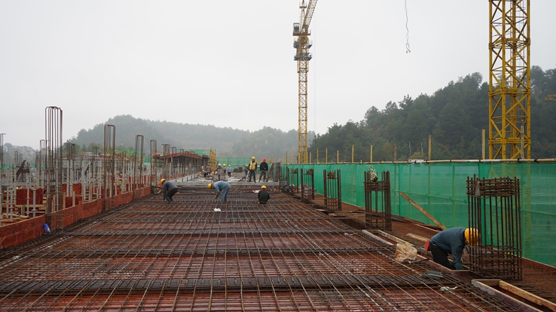 百聚醬酒產業園項目建設現場。彭垚攝