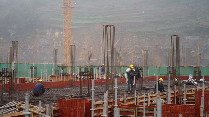 百聚醬酒產業園項目建設現場。彭垚攝