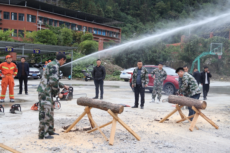 學(xué)習(xí)操作滅火工具 (2).JPG