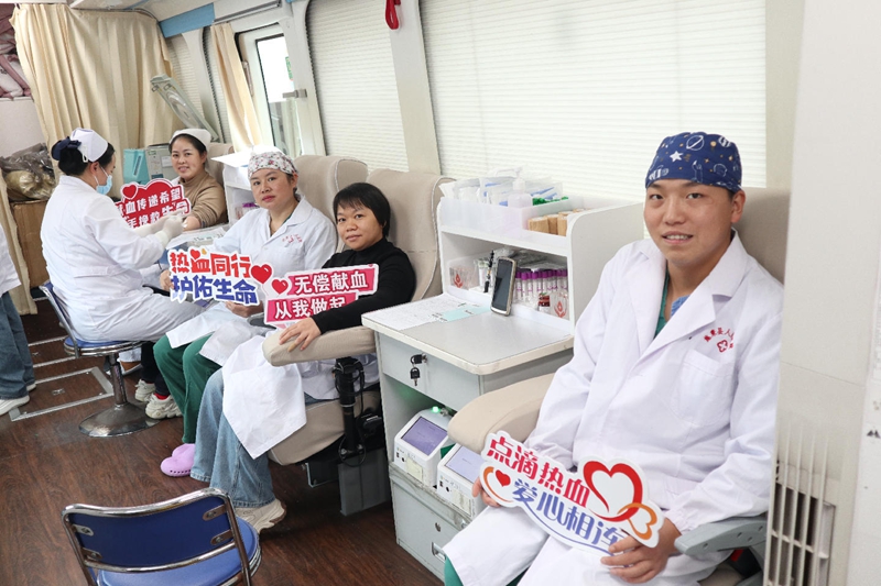 2025年11月11日施秉縣衛健系統干部職工積極參加無償獻血活動 (1).jpg