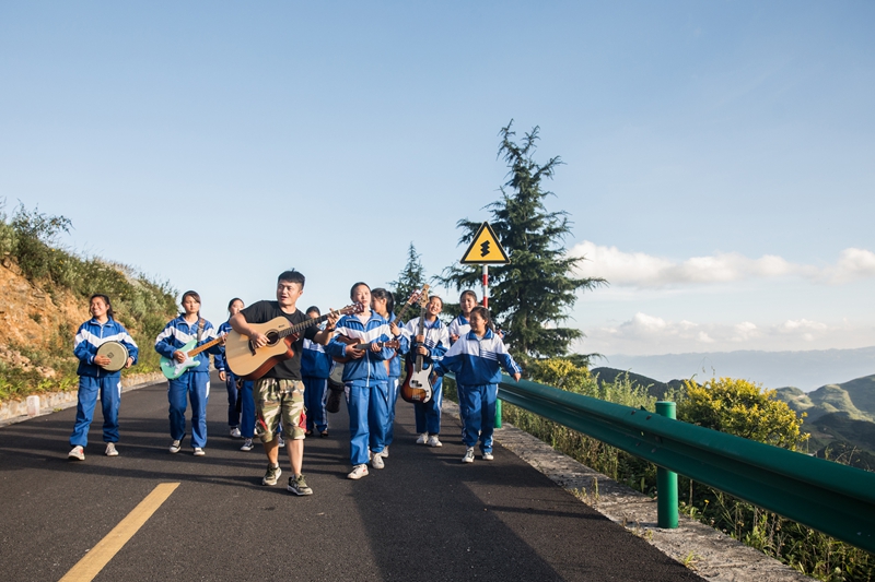 顧亞帶領孩子們踏青。