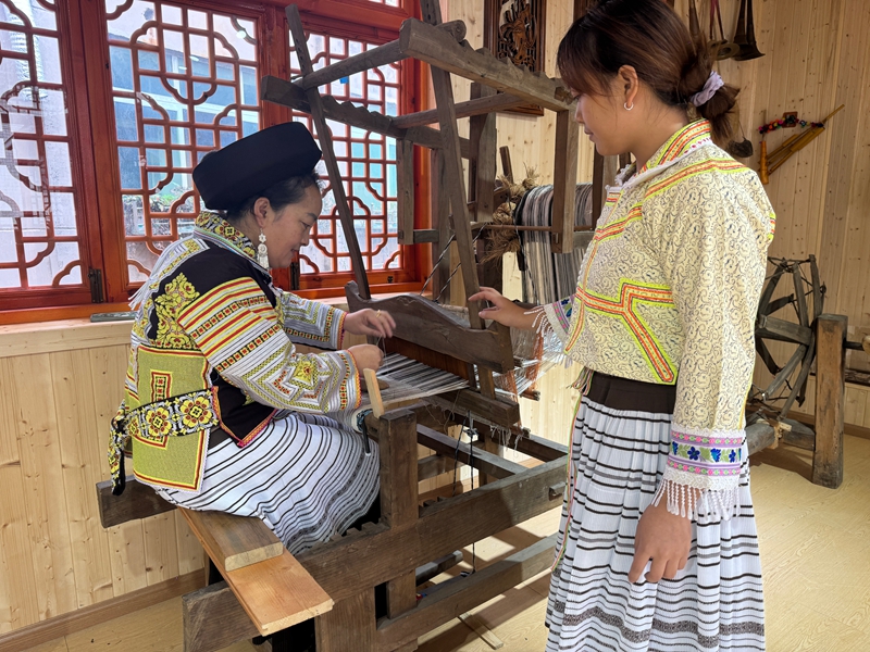 王正鳳教授其女兒織機技藝。李果 攝.jpg