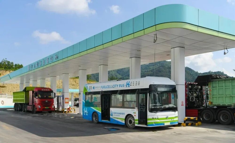 5 圖為貴州美錦華宇“煤—焦—氫”綜合利用示范項目上，氫能公交和氫能重卡在氫能加氫站加氫。聞雙  攝.jpg