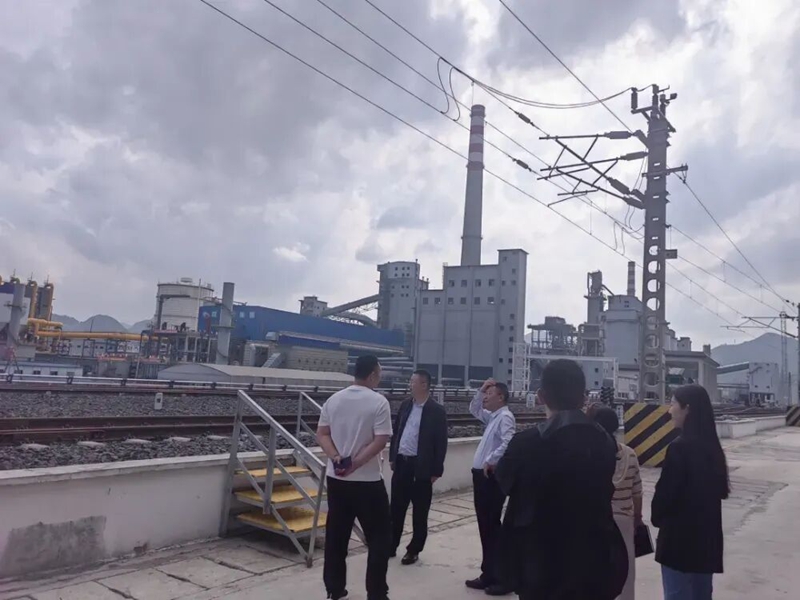 6 圖為貴州銀行六盤水分行工作人員主動上門為貴州美錦華宇“煤—焦—氫”綜合利用示范項目服務(wù)。圖片由受訪者提供.jpg