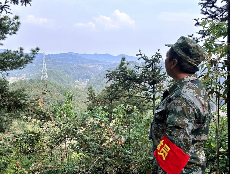 周德財在林區制高點巡護。貴州省林業局供圖