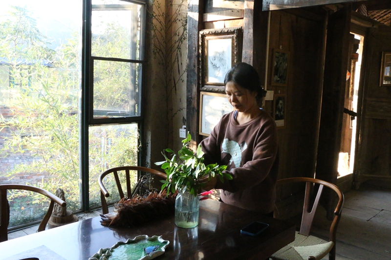 2 圖為旅居游客（義工）工作場景.JPG