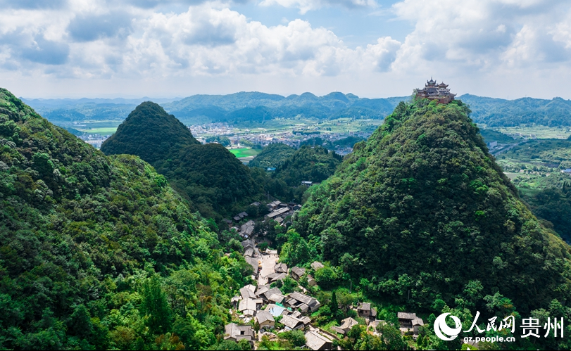 航拍云峰屯堡。人民網 涂敏攝