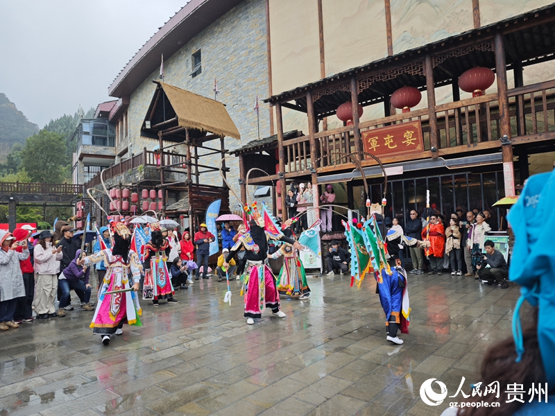 云峰屯堡內的地戲演出。人民網 黃小桃攝