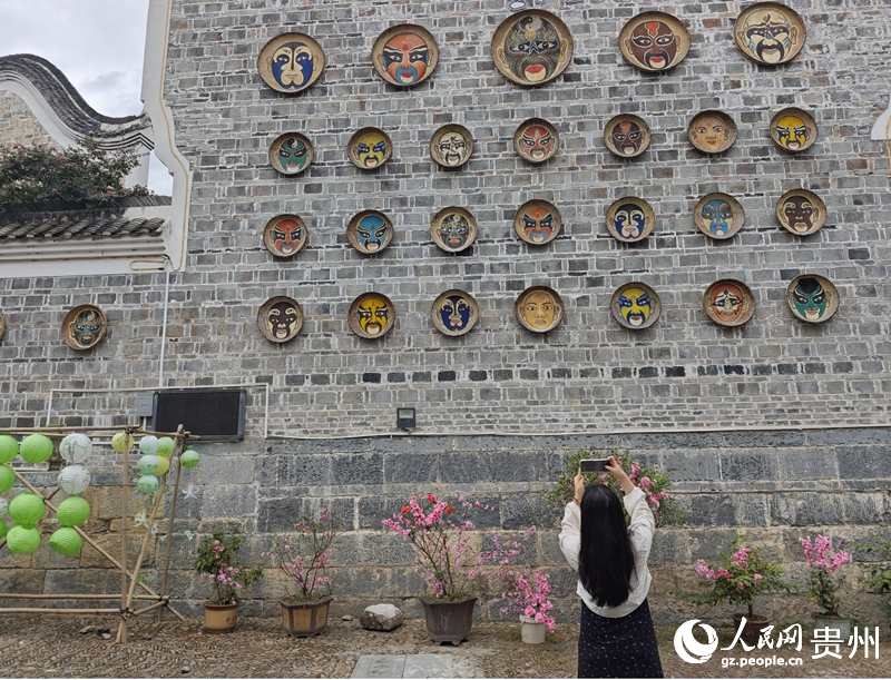 游客錦屏縣隆里古城拍照打卡。人民網 龍章榆攝