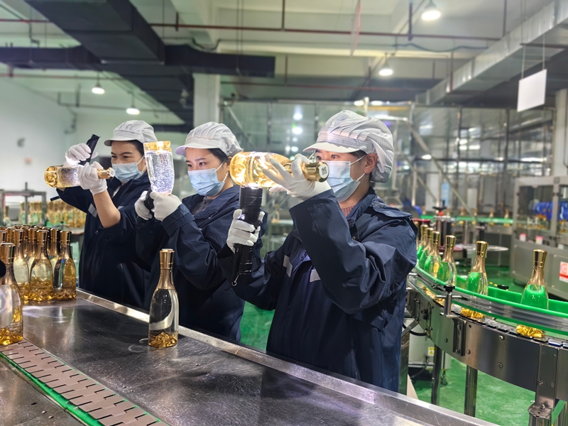 醬酒包裝燈檢。