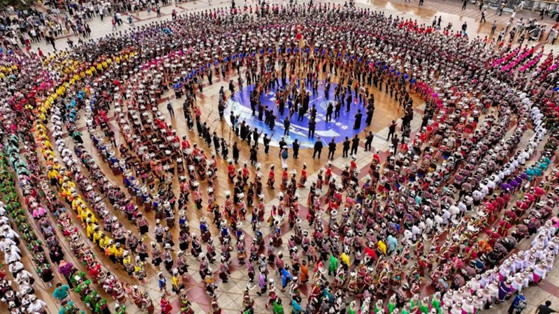 9月20日,身著傳統(tǒng)服飾的群眾在丹寨參加巡游展演。 楊武魁 攝.jpg