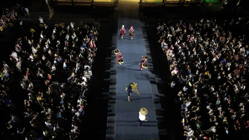 8月1日晚上,首屆貴州“村T”民族時裝周在凱里市苗侗風(fēng)情園銀帽廣場開幕。余天英 攝.jpg