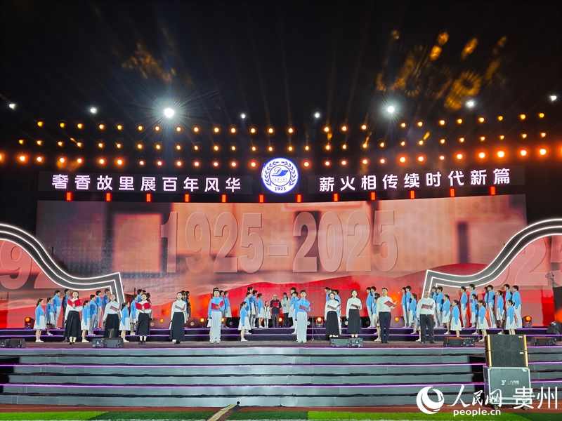 3、文藝晚會表演。人民網 黃小桃攝