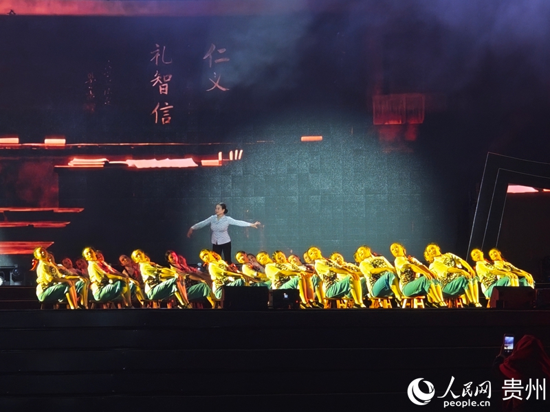 2、文藝晚會表演。人民網 黃小桃攝