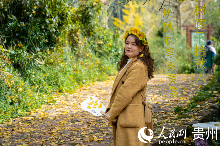 游客駐足打卡。人民網 陽茜攝