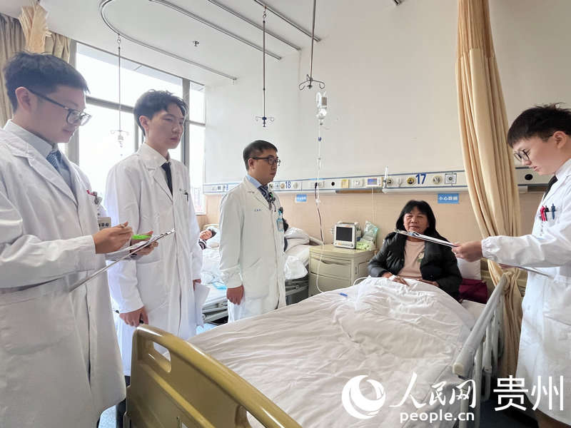 江克華及其團隊進行查房。人民網 陳潔泉攝