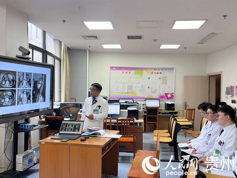 江克華及團隊研討病例。人民網 陳潔泉攝