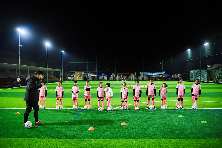 教練員指導“小木蘭”們進行訓練。聞雙攝