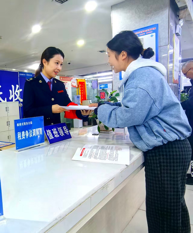稅務干部為納稅人辦結稅務事項并講解相關稅費優惠政策。童霖攝