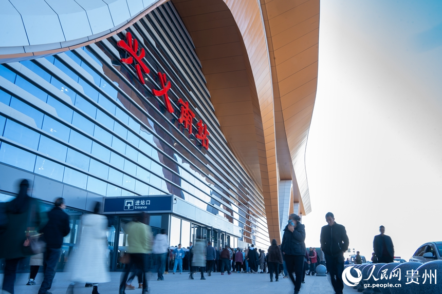 盤興高鐵首日開通運(yùn)營。人民網(wǎng) 陽茜攝