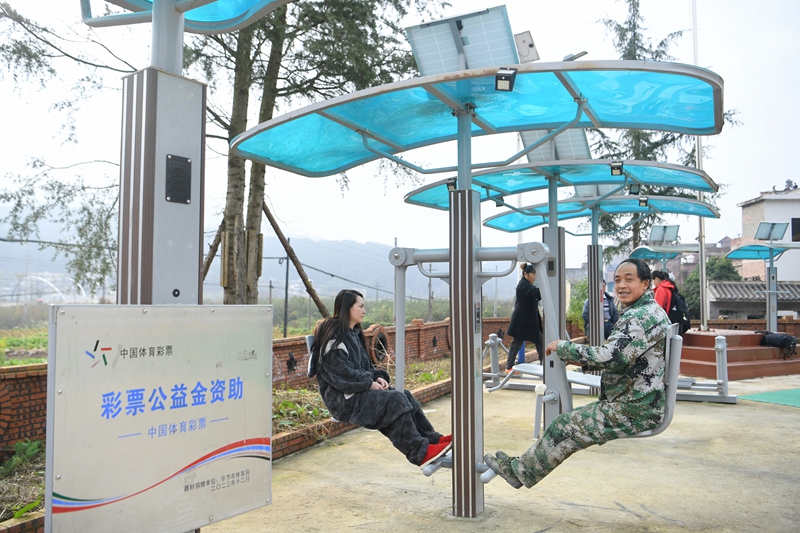 正在使用運動器材的村民。聞雙攝