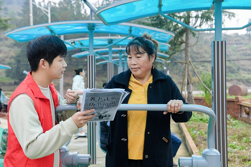 志愿者為村民做反詐宣傳。聞雙攝