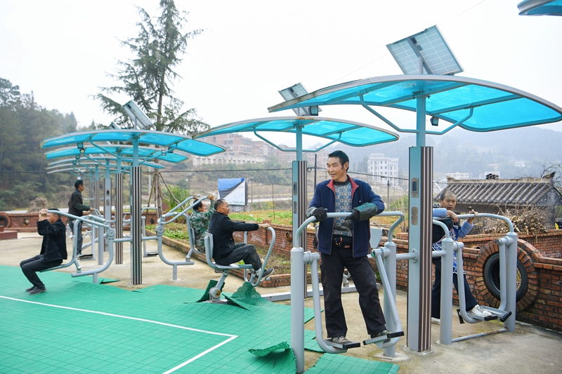村民在社區廣場鍛煉。聞雙攝