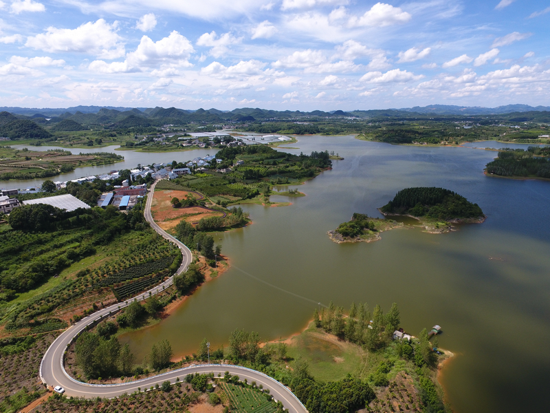 清鎮(zhèn)市虎山彝寨至琊隴壩公路蘆荻哨段。
