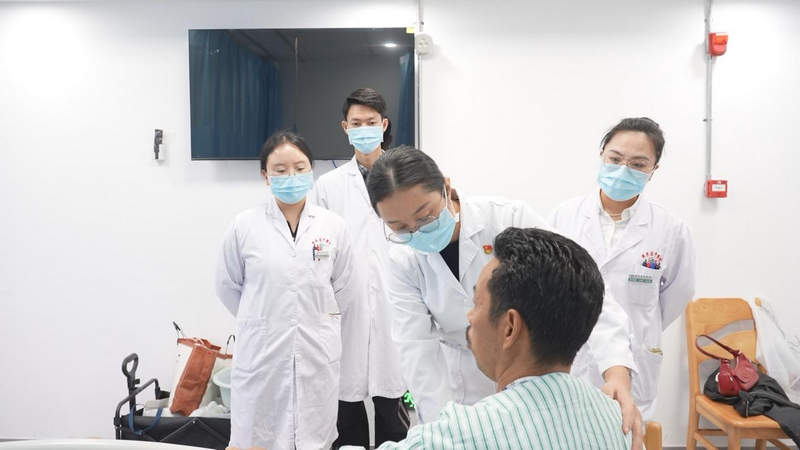 廣東省中醫院貴州醫院康復科派駐專家陳嘉儀正在查房。